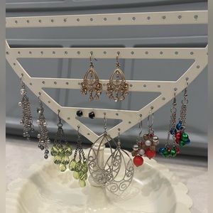 🎅🏽Holiday earrings! Love this set, but only wear studs.